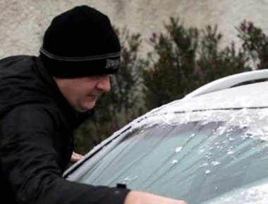 Έπιασε πάγο το παρμπρίζ του αυτοκινήτου σας; - Το έξυπνο κόλπο για να το καθαρίσετε με δυο μόνο υλικά (βίντεο)